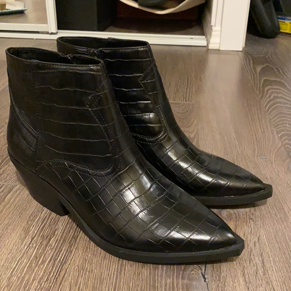 NEVER WORN GUESS black crocodile booties